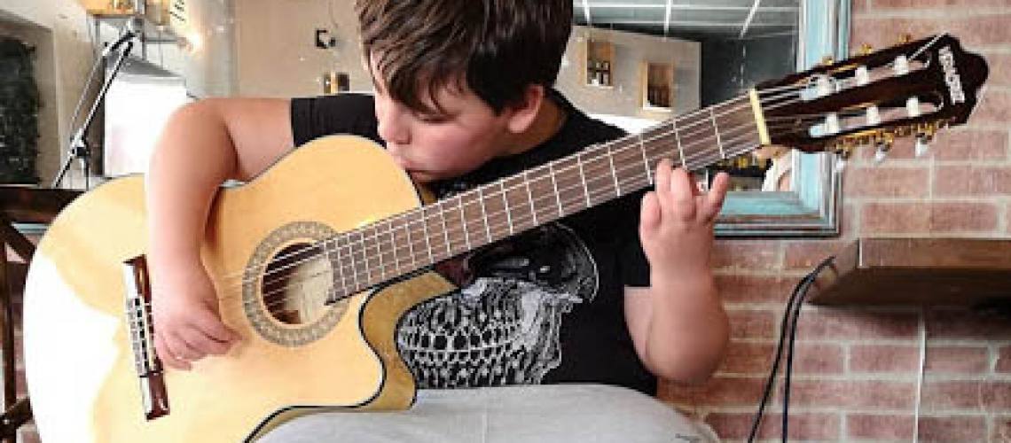 niño tocando la guitarra